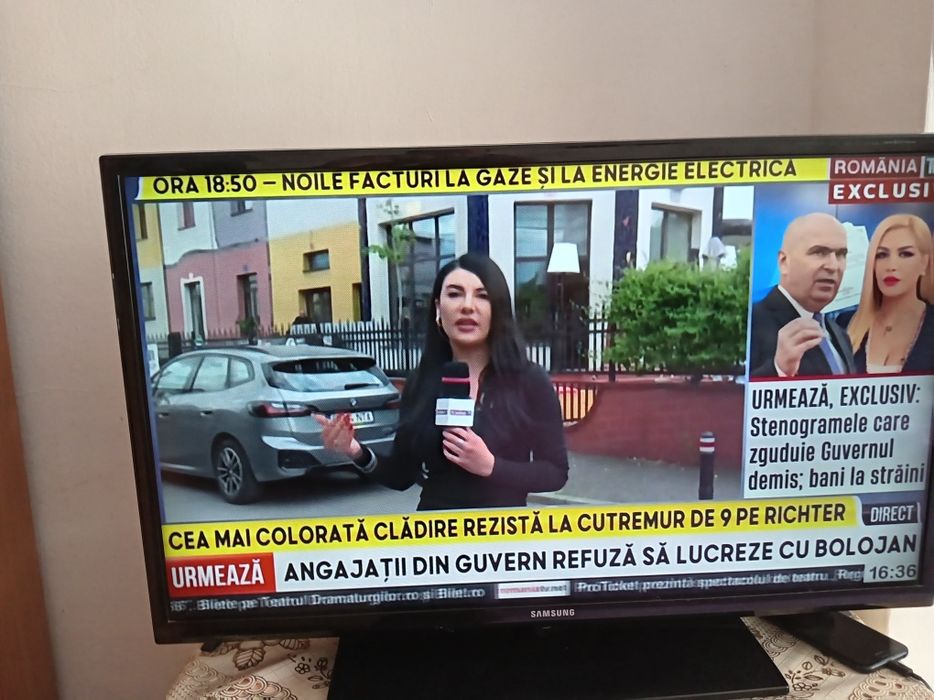 Televizor și telefon Samsung ambele