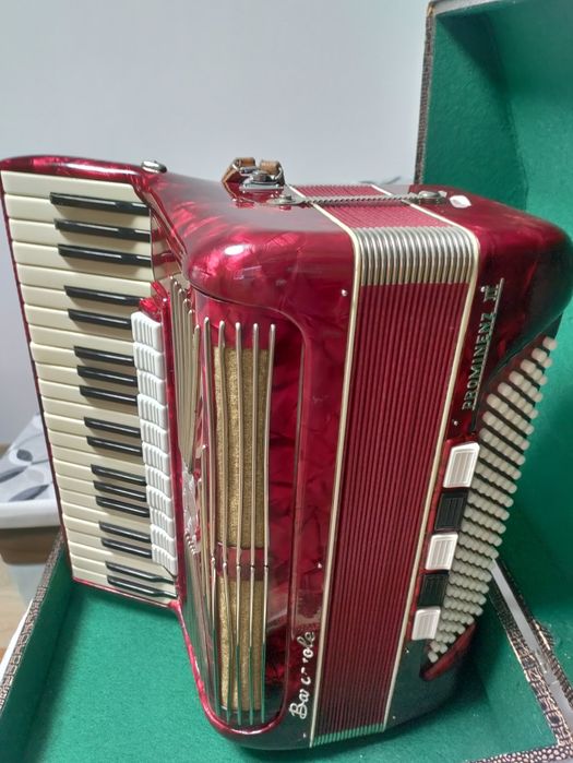 Продавам Немски акордеон Баркароле Проминенз 2 4гласа с куфар