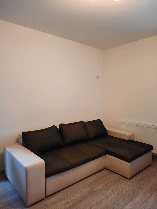 Canapea crem cu depozitare, arata bine, extensibila, in stare buna.