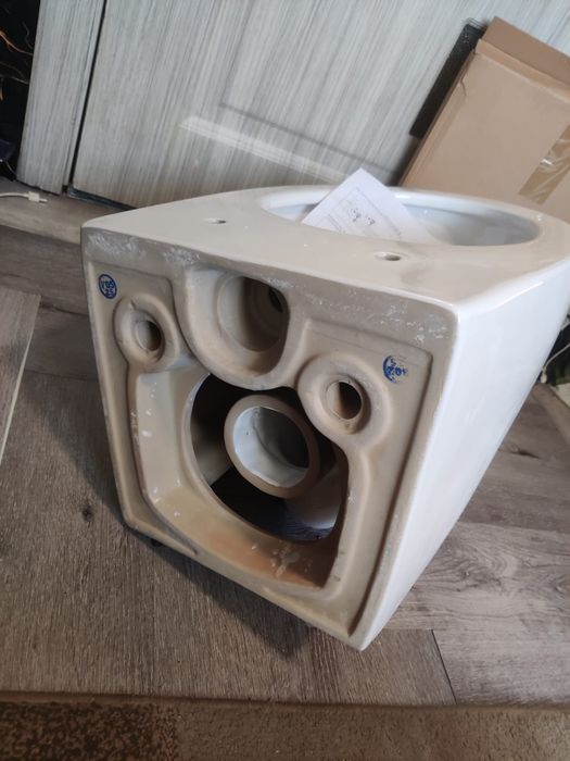 Wc ceramic suspendat cu capac nou