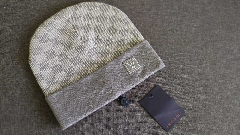 Това шапка Louis vuitton сива.Цена - 22.99евро.