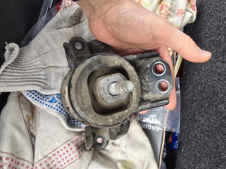 Подушка двигателя