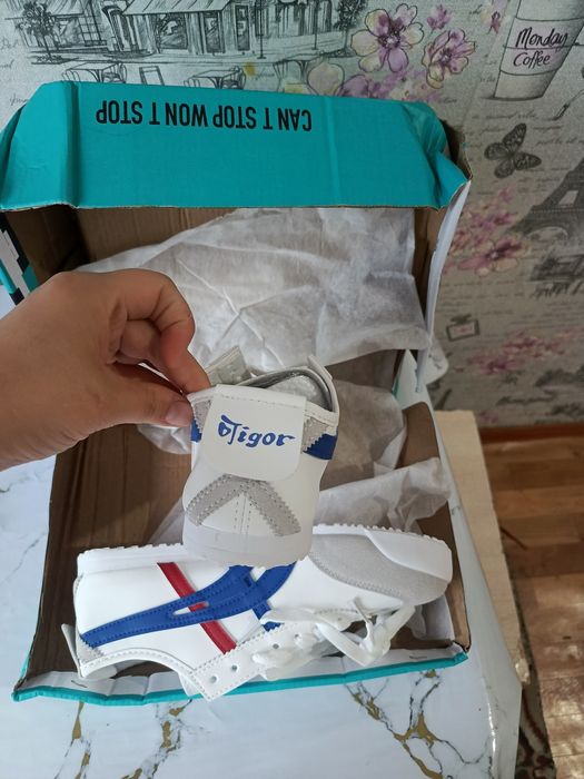 Продам      кеды