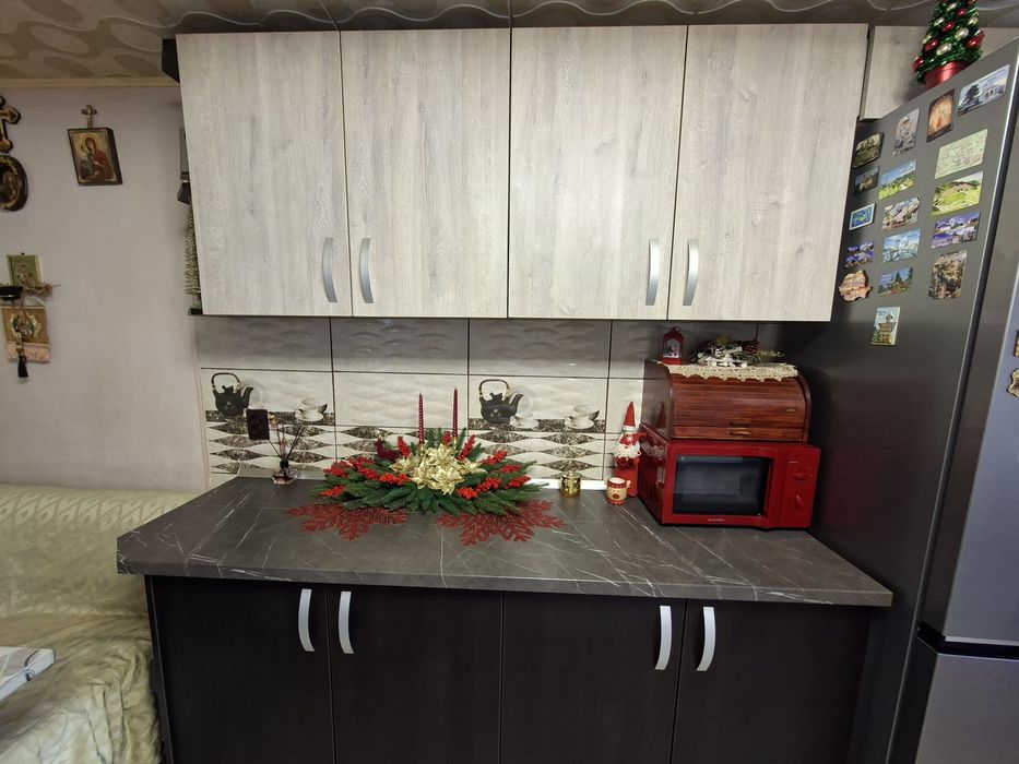 Mobila de bucătărie + lustra led si dulap cu rafturri