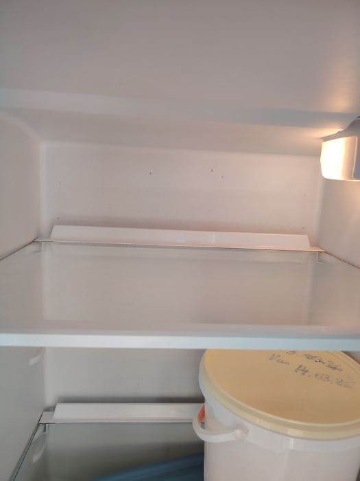 Frigider cu congelator. În stare buna de funcționare.