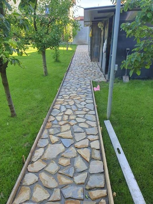 Va amenajam curtea cu piatră naturală