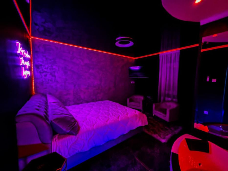 Apartament cu jacuzzi si leduri ambientale