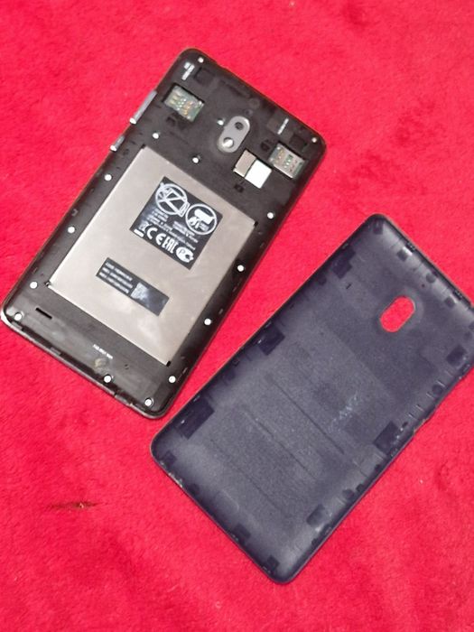 Telefon Nokia cu touchscreen si încărcător.  Nu pornește