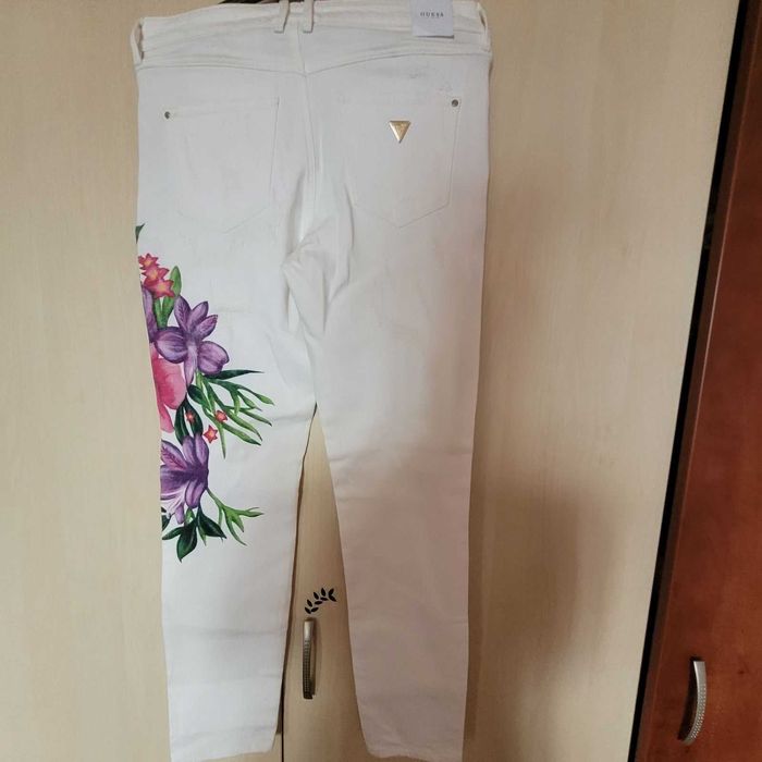 Guess нов оригинален флорален дънков панталон