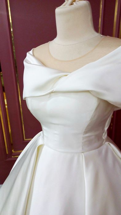 Bir marta, faqat to‘yda kiyilgan.

Zamonaviy dizayndagi nafis kòyla