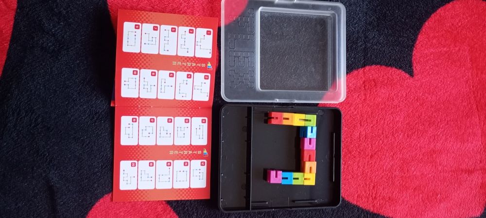 Flex puzzle , stimulează atenția și concentrarea .