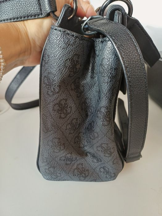 Guess сиво черна чанта