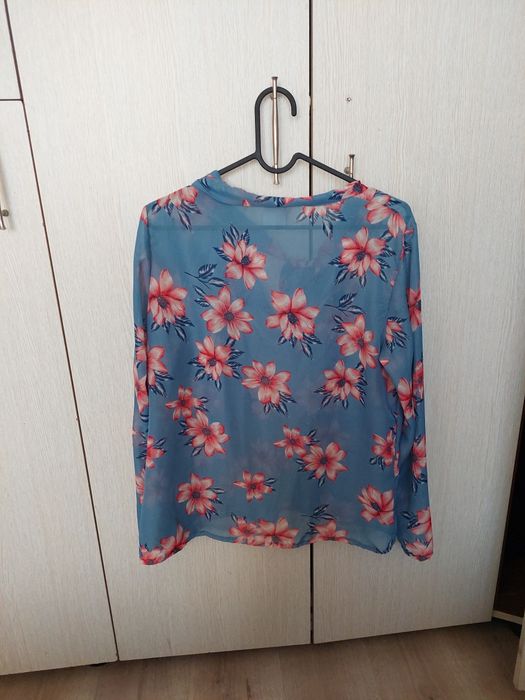 Bluză florală albastru pastel Joviale, cu fundă, mărimea S–M, nouă