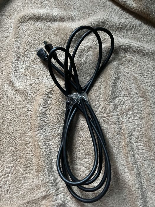 Xbox 360 E + 2 Controllere + Cabluri