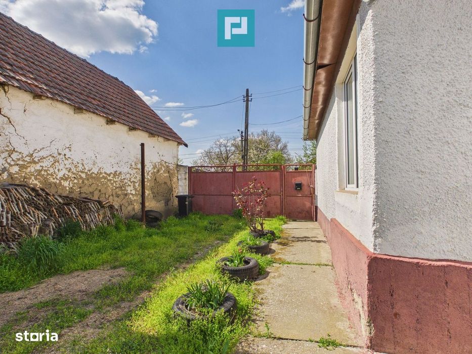 Casă cu 3 camere și 1047 mp în Peregu Mic
