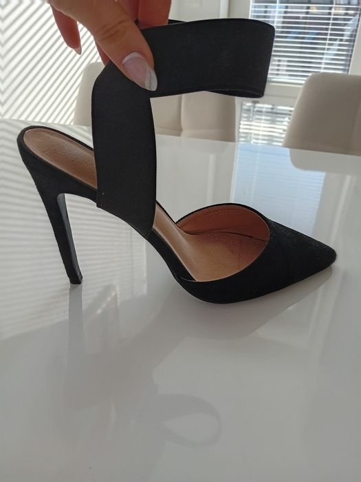 Черни обувки на висок ток