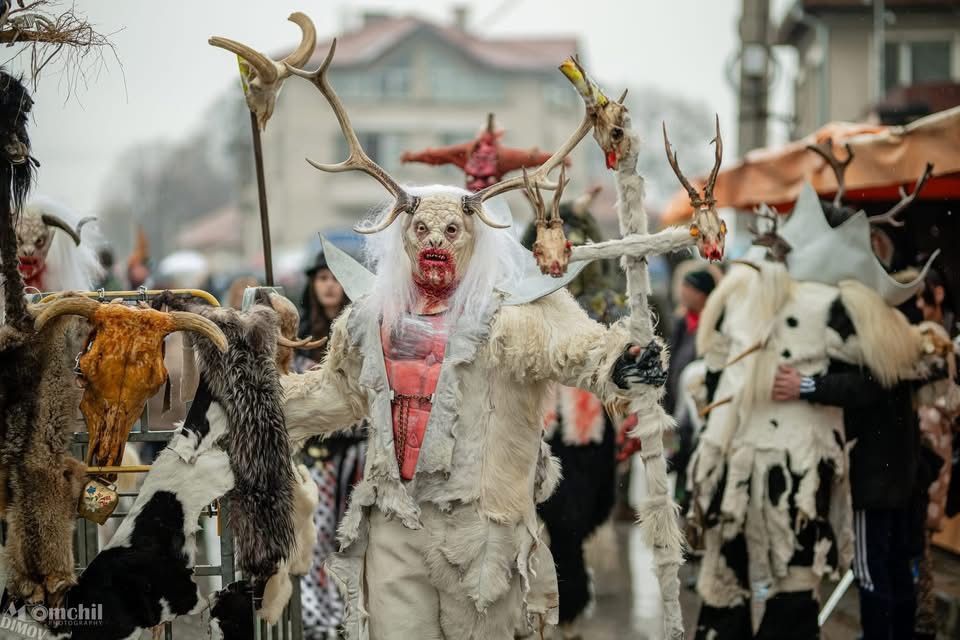кукерски костюми