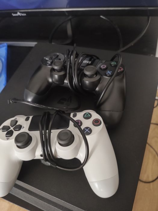 PS4 +  Gta 5 +  God of War 2018 + 3 Controllere PRET NENEGOCIABIL !