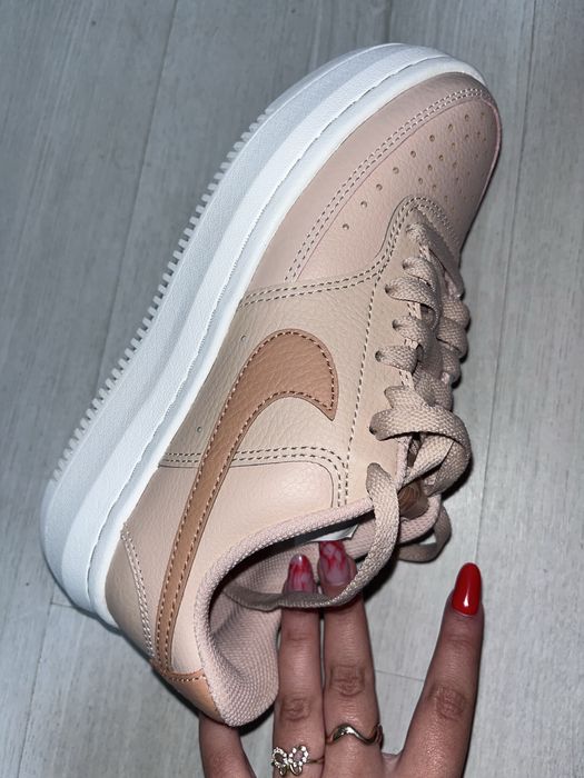 Adidasi nike noi