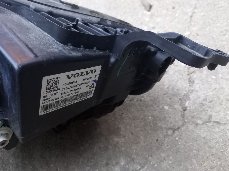 Far Volvo EX 30 stare buna