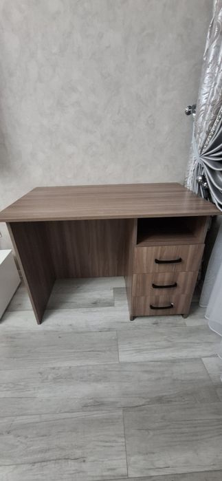 Парта и кожаное кресло.
