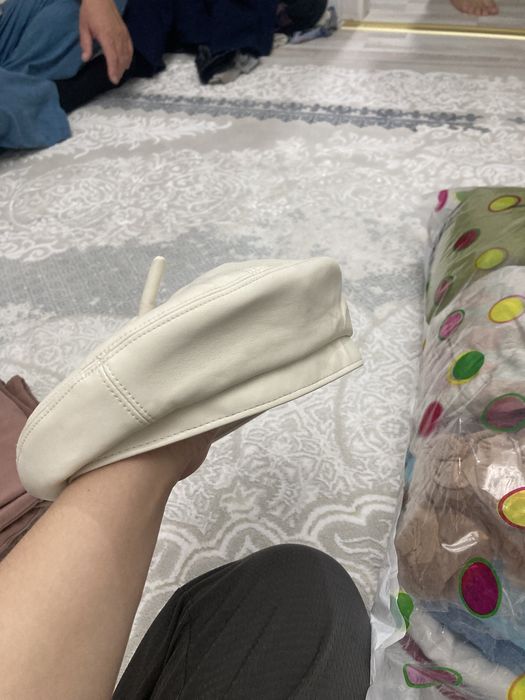 Беретка белый почти новый