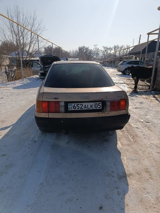 Автомобиль Ауди 80