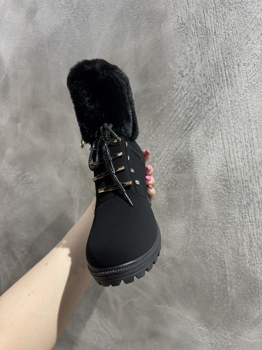 Кожени и велурени дамски боти