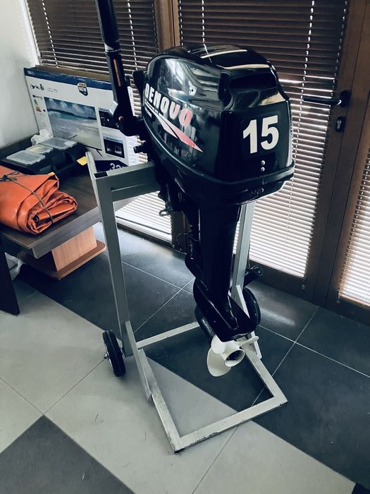 Продавам Лодка с двигател и колесар