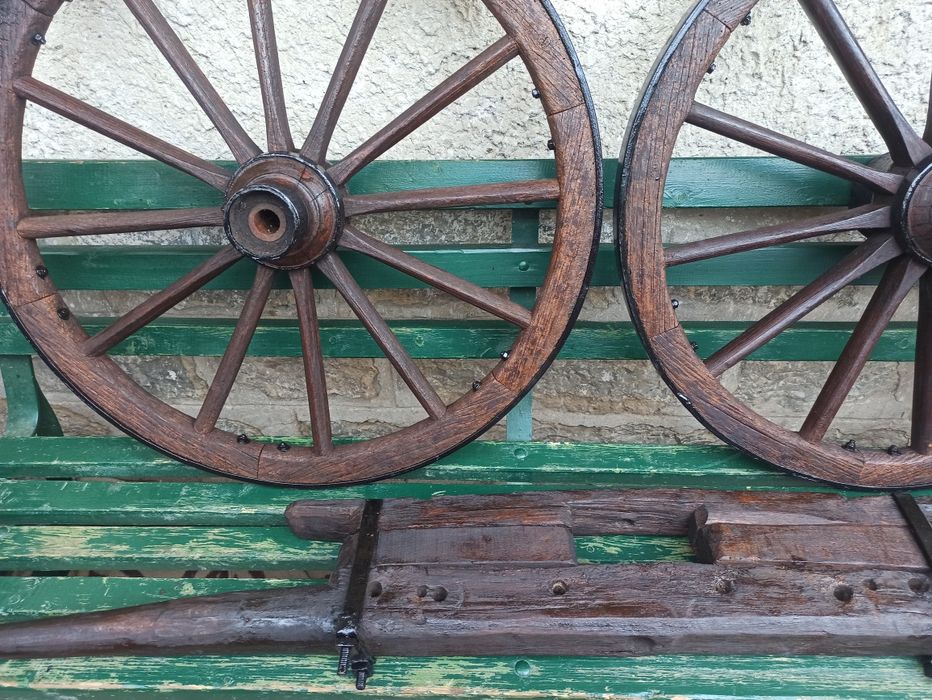 Реновирани стари колела от каруца
