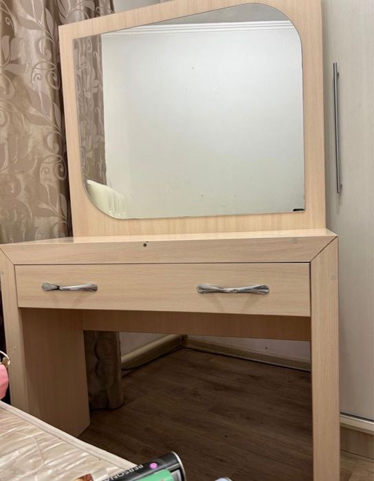 Трюмо с зеркалом