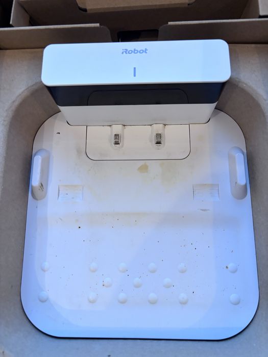 Irobot M6-Robot spala pardoseala.