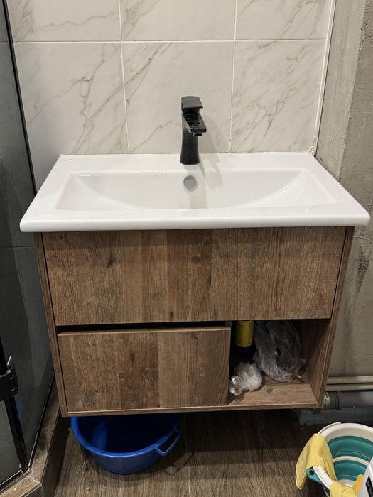 Продам раковину с тумбой