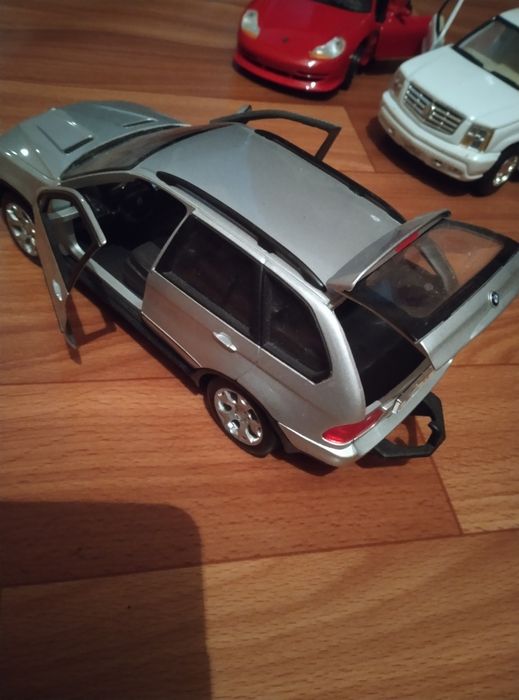 Машинки железные  бу масштаб 1 24