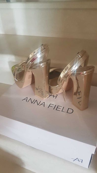 Дамски сандали  в златисто