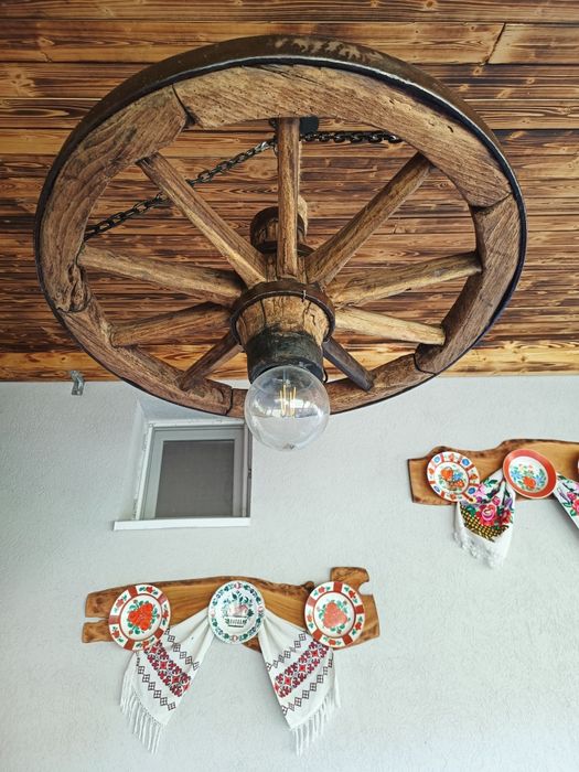 Corpuri de iluminat roata veche car rustic scara stejar