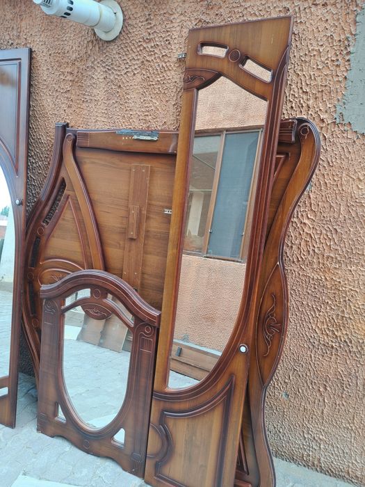 Двуспальная деревянная кровать