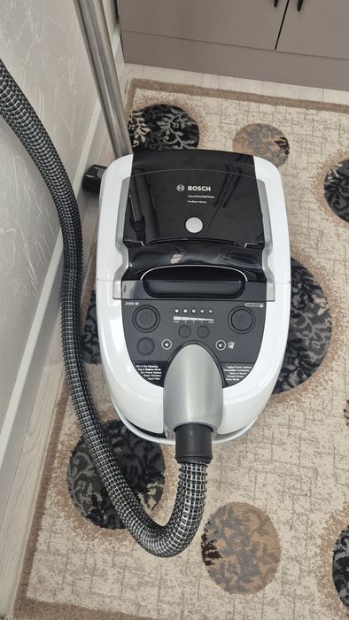 Bosch AguaWash&Clean Продаётся моющий пылесос.