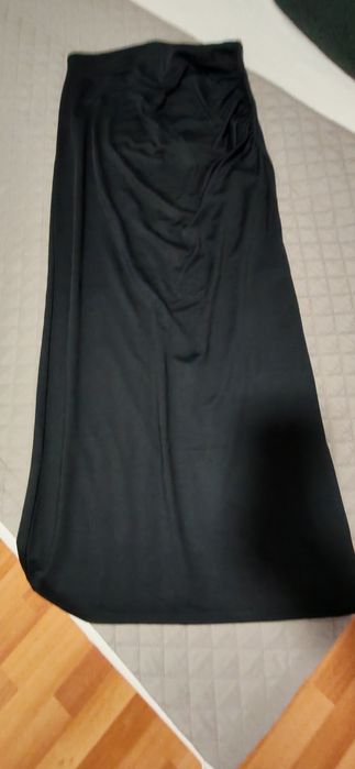 Fusta neagra lunga mulata pe corp