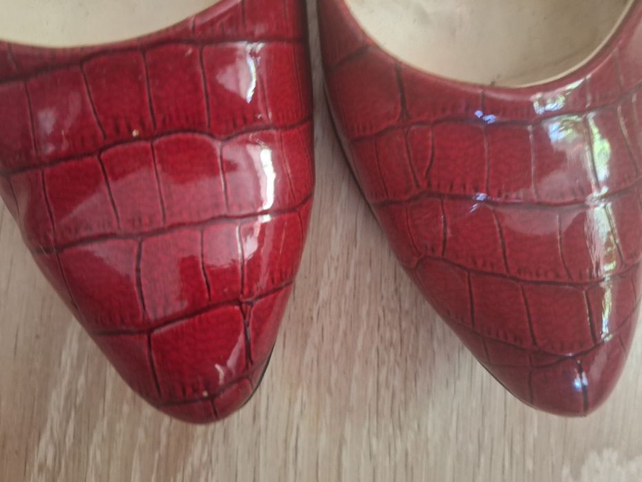 Червени  лачени боти