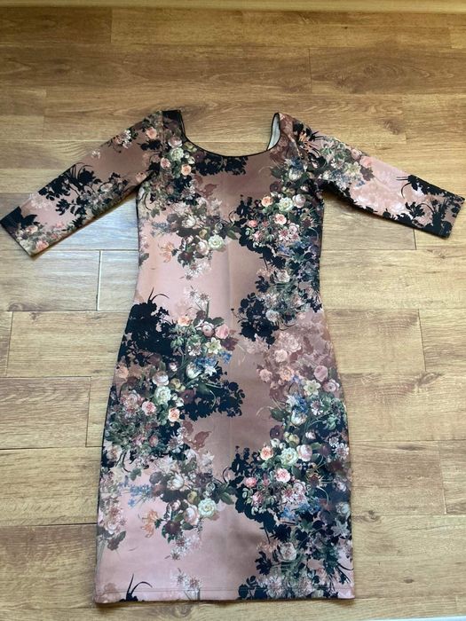Рокля с флорални мотиви