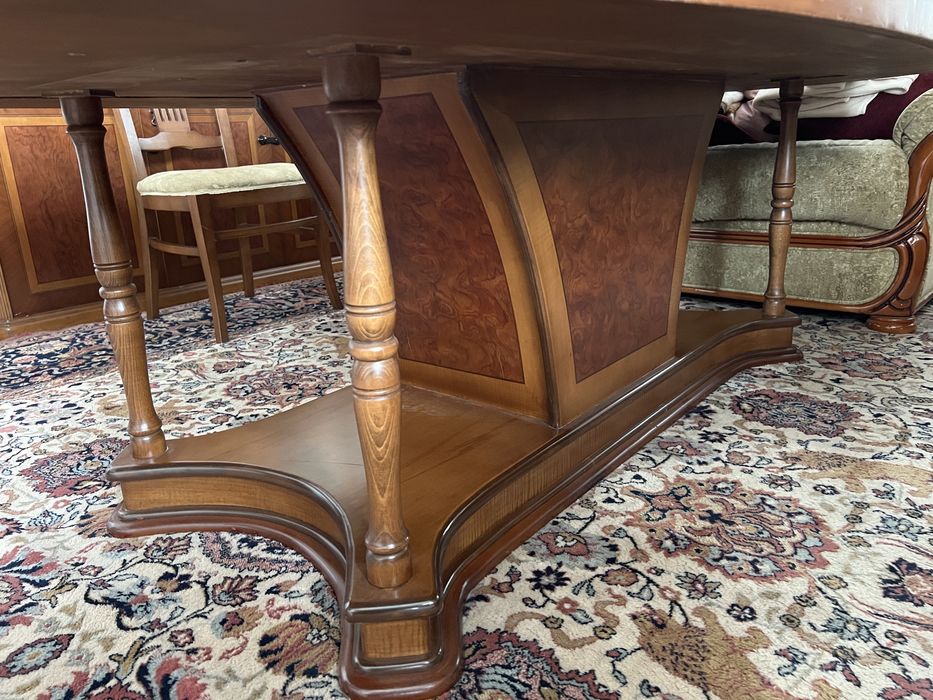 Бутикови мебели от масив