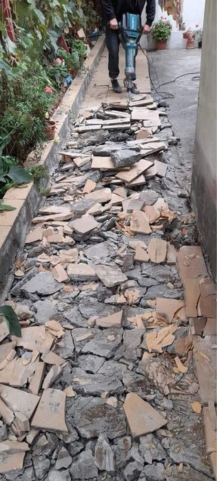 Executam demolari interioare și exterioare,spargem beton,gresie,sapa