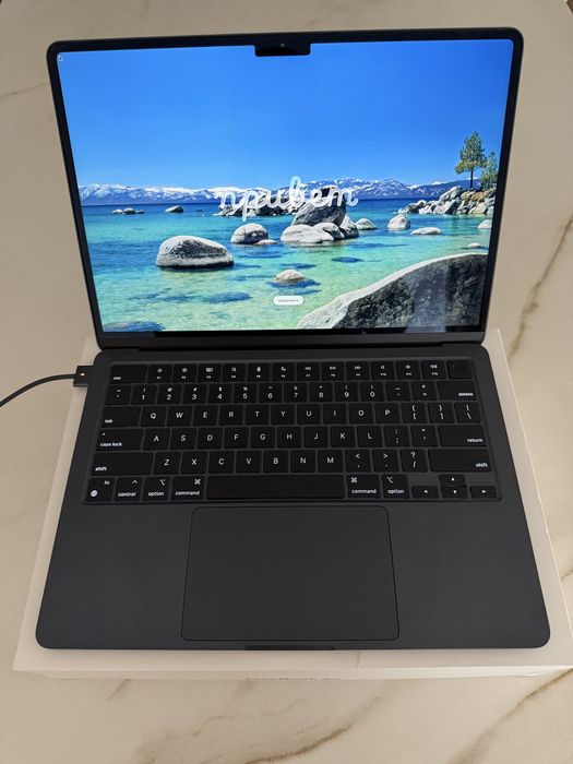 Macbook Air  13.6 inches with M2 chip- Midnight 16 GB Ram SSD 256GB