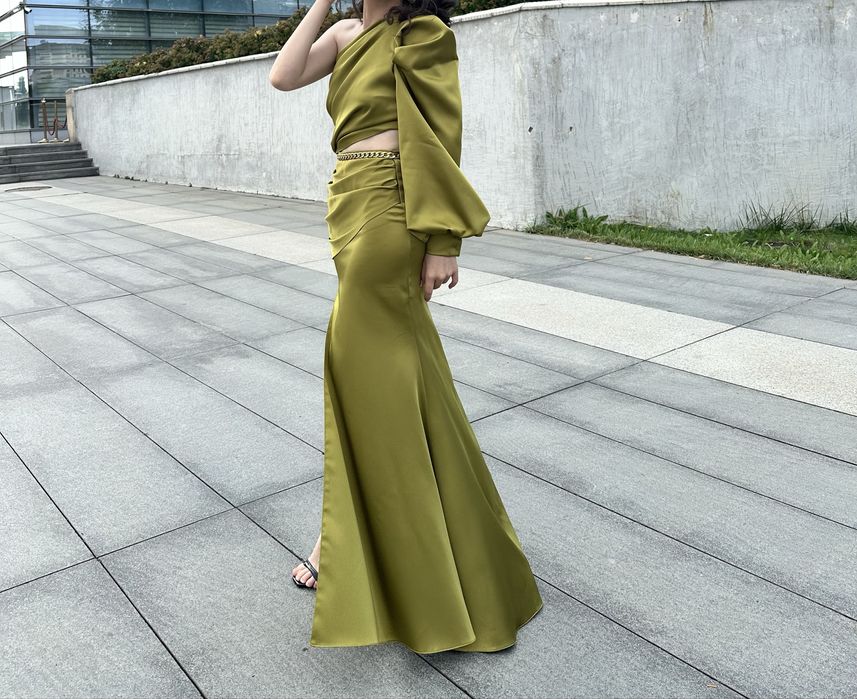 Вечернее платье с вырезом