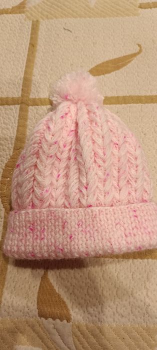 Бебешка шапка - ръчно плетиво