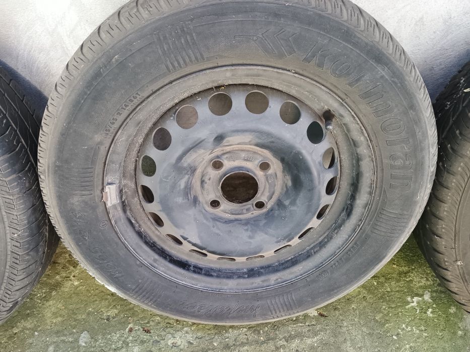 Vând cauciucuri de vara cu tot cu jante .