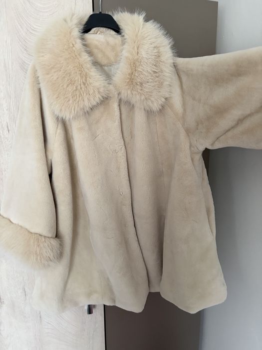 Късо зимно палто с пух в бежаво