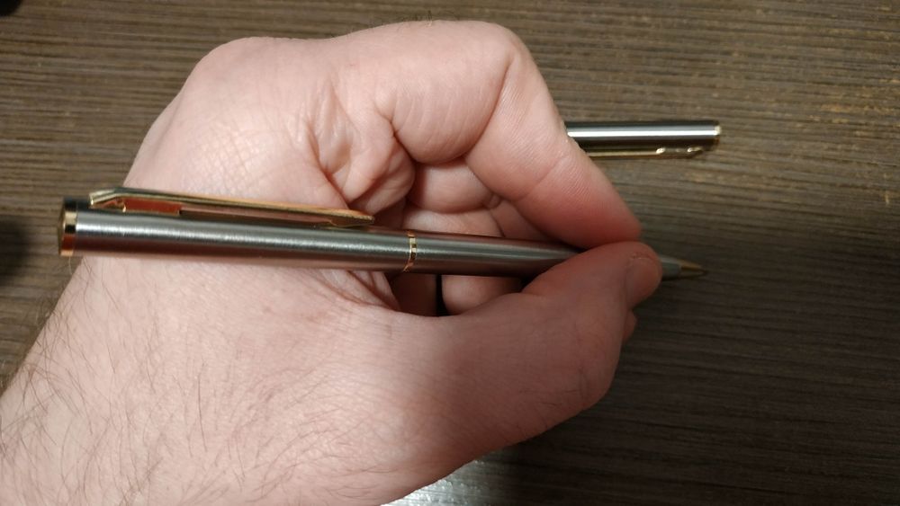 Vând două pixuri metalice elegante