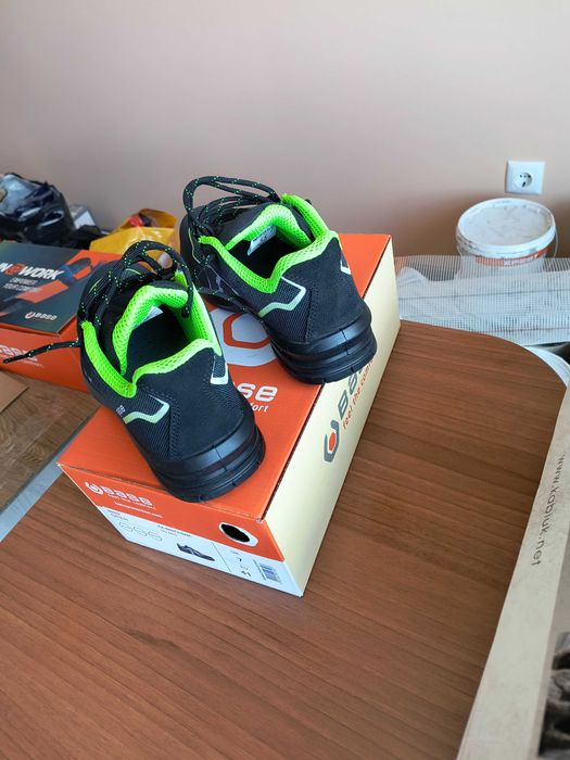 Нови работни обувки със бомбе